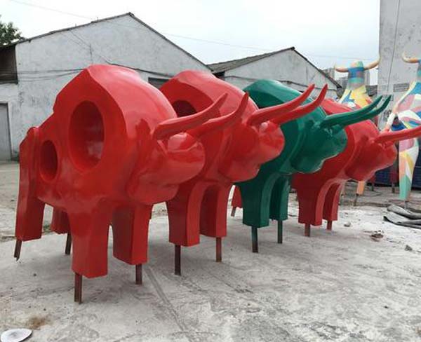 蕪湖砂巖雕塑廠家的雕塑作品在藝術(shù)創(chuàng)作中的材料與技法選擇有哪些？